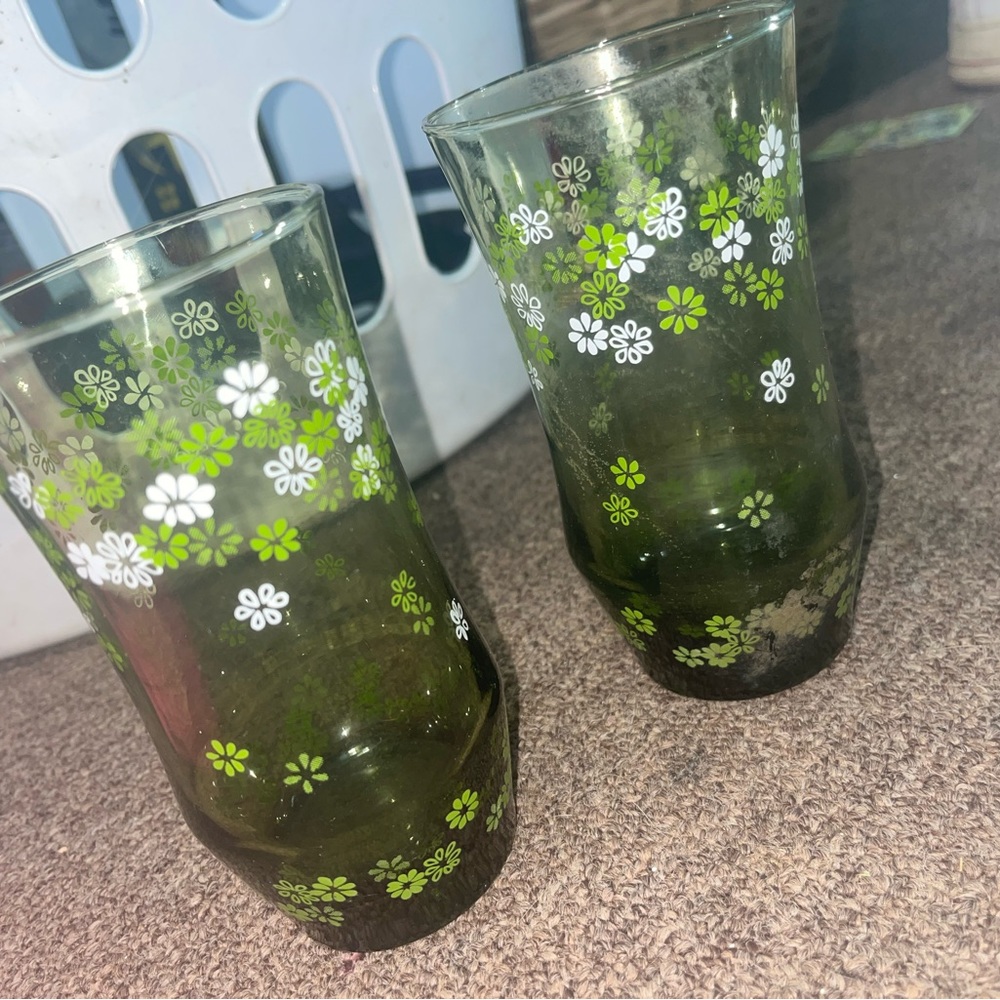 vintage green daisy glass cups